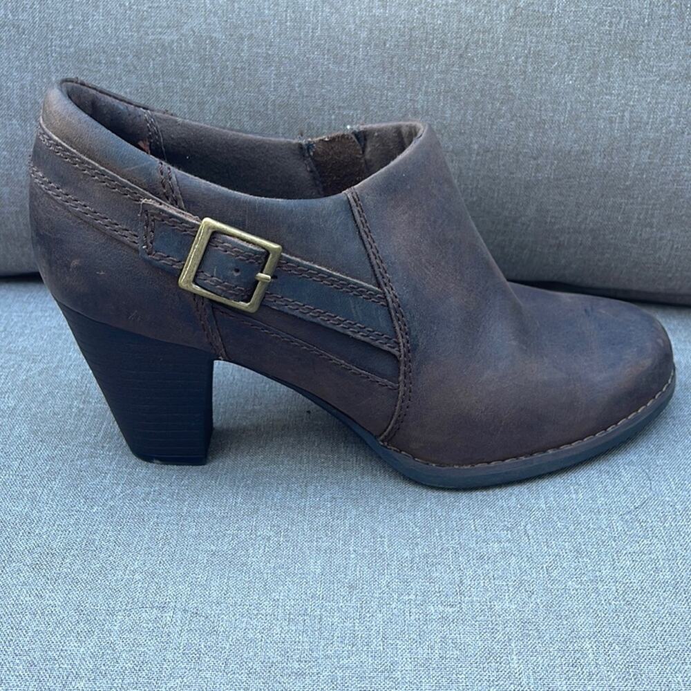Clarks brown leather ankle booties size 7.5